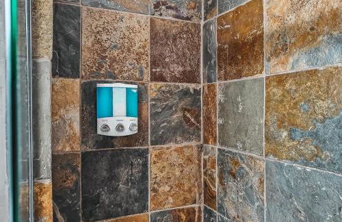 Quiet Plaza Two bedroom 2 Bathroom - Photo 8