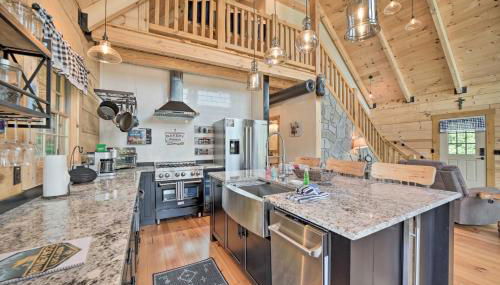 Luxe Log Cabin with Modern Finishes and Mtn Views - Foto 3