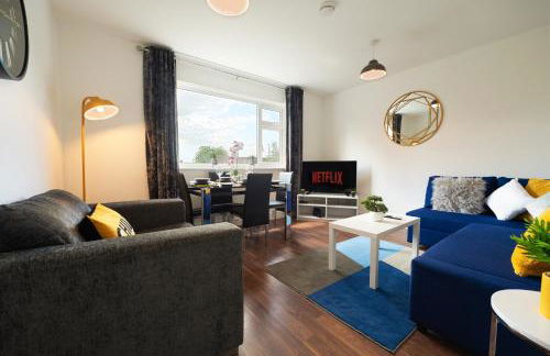 Spacious and Bright 2 Bedroom Apartment, Sleeps 6, 1st Floor with Free Parking, Business and Leisure by Jesswood Properties - Photo 1