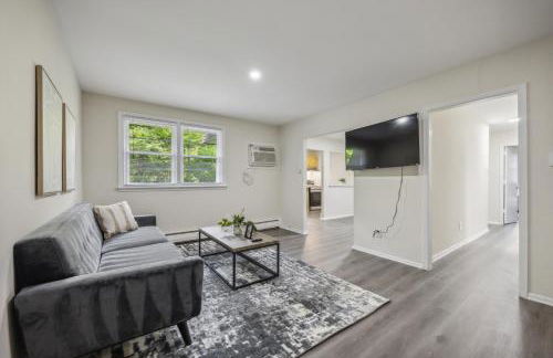 Pine Brook 818 I Pool Gym I Free Parking ! - Photo 1