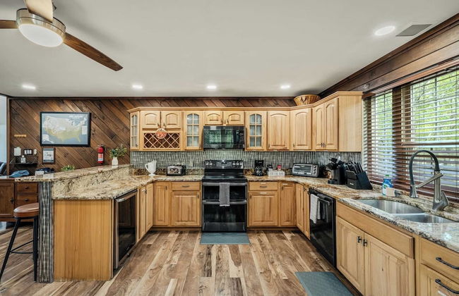 Sky View Chalet by Avantstay Stunning Interior, Spacious Deck, Hot Tub, & View - Photo 15