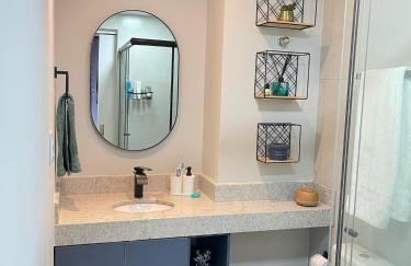 Studio Premium - Perto de Tudo - Vista Livre - Estacionamento privativo e Portaria 24h - Wi-Fi 600mbps - Foto 6