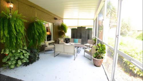 SPACIOUS Home in Tampa Area & Wesley Chapel - Foto 2, Garden view