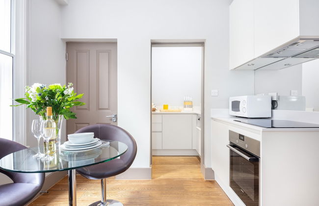 One Bed Serviced Apts near Oxford Street - Photo 7
