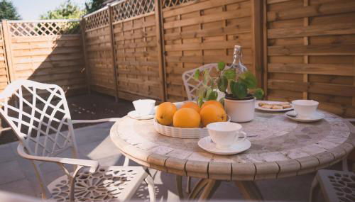 Naturnahes Familienchalet mit Garten - Wifi - Netflix - nur 15 Minuten vom Chiemsee und 35 Minuten von München entfernt - Foto 2, Garden, Garden view