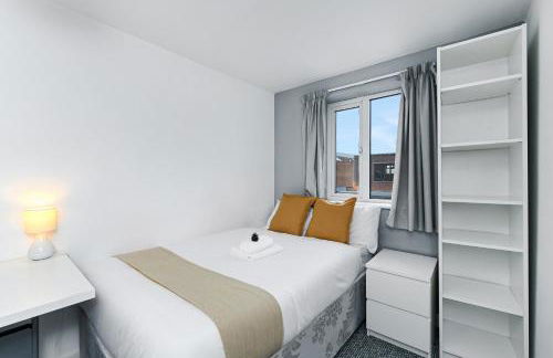 Spacious 6-Bed Home Sleeps 12, Near Highfields Park - Photo 5