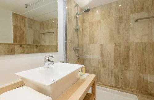 Modern beachside Penthouse with amazing sea views in Costabella, Marbella - Photo 18