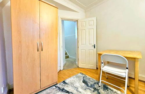 Beautiful Kensington Home with 4 beds, only 3 Minutes walk to Earls Court Station - Photo 27