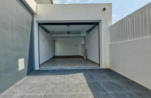 Vita Portucale ! Chic Luxe Villa with Saltwater Pool - Foto 47