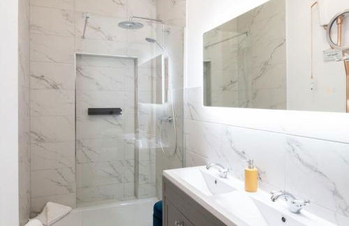 Warm Beachfront Getaway with Winter Ocean Views & Parking - Foto 44