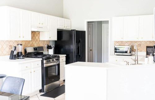 Spacious Vaulted 4BR Family Home Near Mall of GA Sleeps 12 - Foto 19