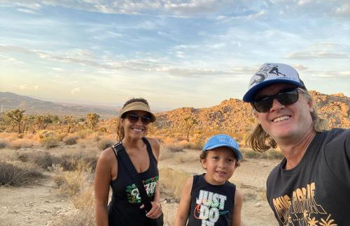 Epic Views, Huge House, Acres of J-Trees to explore, Hot Tub, Pool, AC, and Mini-Golf - Foto 69