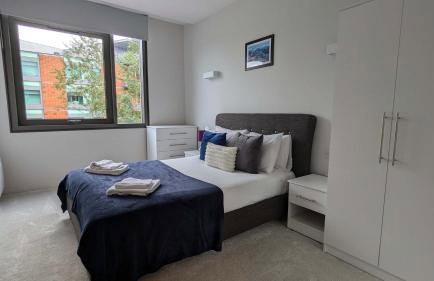 Modern 1 Bed Apt Bracknell- with parking - Photo 1