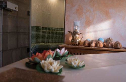 Tranquil Infinity Pool Getaway (private jacuzzi and steam bath, pool, garden, sea and city views) - Foto 15