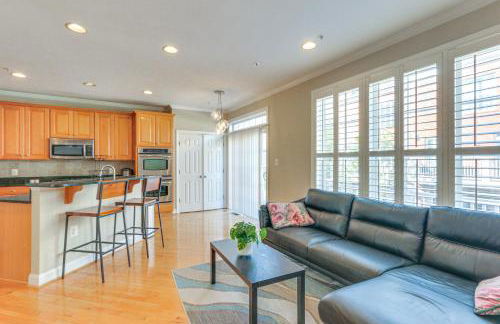Modern 3BR Townhome | 3 Mi to Dulles and Reston TC - Foto 2