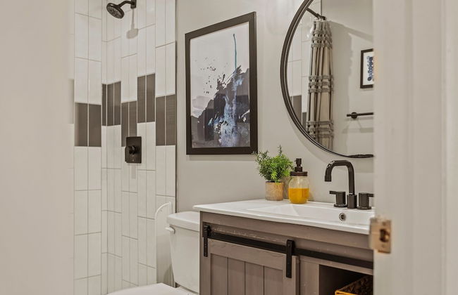 Inn the Poconos by Avantstay Private Lake Access Enclosed Hot Tub - Photo 25