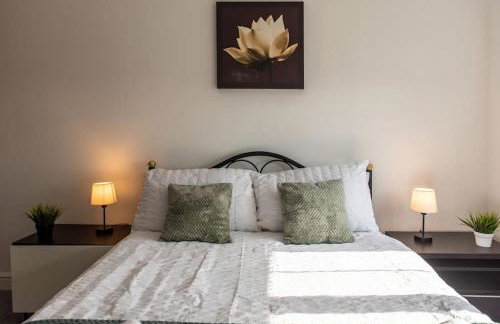 5Bed House with Games Room & Slide! Fast WiFI & FREE Parking - Photo 15