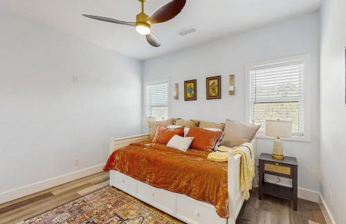 Modern Living in Texas! Home 2 Blocks to Lake LBJ - Foto 14