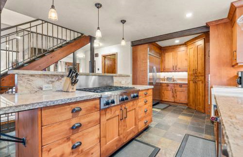 Spacious 5 Bed Retreat, Walk to Lifts and Main - Photo 7