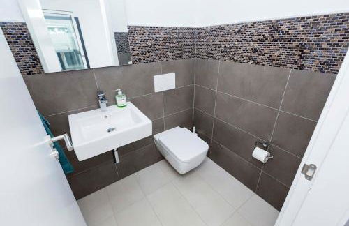 Independent villa with an immense heated pool! - Foto 19