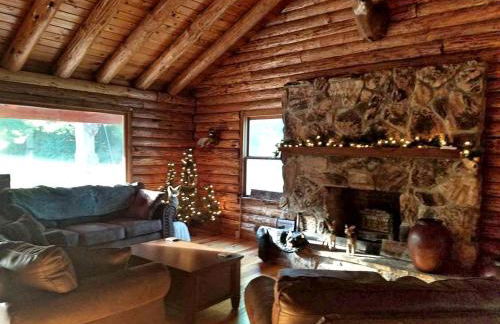 Charming Log Cabin Getaway with Private Hot Tub near Decatur, Illinois - Foto 13