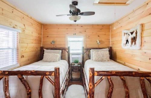 Romantic Chalet w/ Hot Tub close to Roan Mountain - Foto 4