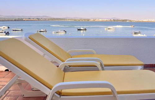 Beach House on Faro Island with a Dreamy Terrace and 7 Beds for the Perfect Escape - Foto 12