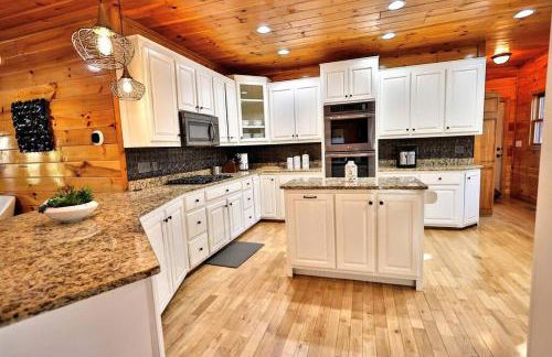 Luxury Cabin with Heated Pool, Hot-Tub & Deluxe Outdoors - Photo 30