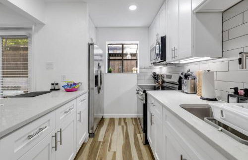 Arlington Entertainment District Home Green & White Door - Foto 58