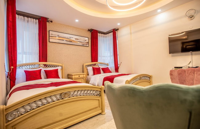 Lux Suites Hayana Palm Apartments - Photo 15