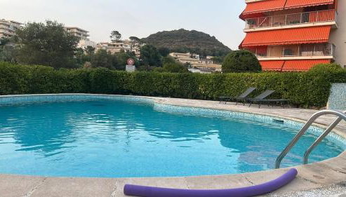 T2 lumineux avec piscine et plage à pieds à Mandelieu-la-Napoule - Foto 2, sunbed