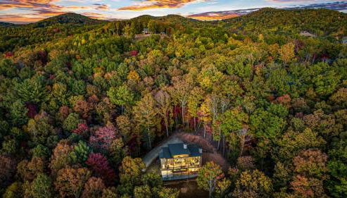 Honeysuckle Chalet - Luxe Mountain Chalet - Hot Tub, Wi-Fi, Pool Table, Party Deck, Fire Pit - 15 mins to Blue Ridge! - Foto 2