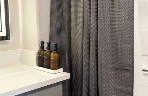 Bright & Spacious in Iconic LA Neighborhood Free parking - 10mins to Cedars - Photo 48