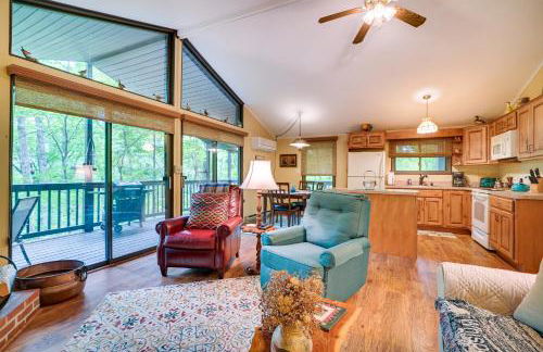 Charming Hedgesville Retreat with Deck and Fireplace! - Foto 6