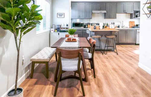 Spacious Disneyland Retreat for 12 wGame Room, Pool Table, King Bed & EV-Friendly - Foto 31