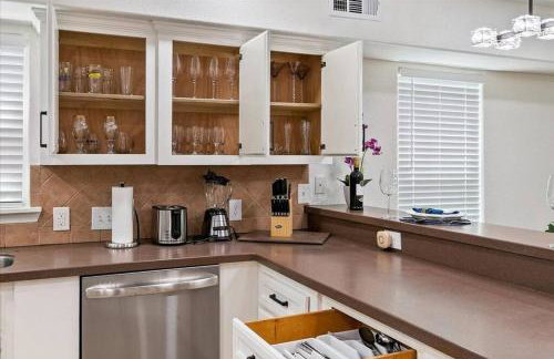 Bring the Crew! 4BR Luxe Pad, Backyard Magic & City at Your Door - Foto 13