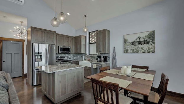 West End Nest With Hot Tub! - Foto 4, Habitación