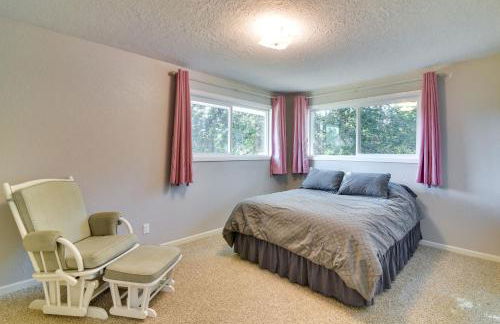 Serene Forest Grove Home with Deck and Stunning Views! - Foto 12