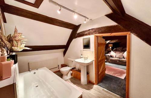 16th Century Farm House,6 Beds,5 BATHROOMS,SLEEPS 15,BBQ,HOT TUB,CINEMA ROOM WITH SURROUND SOUND,With Cymru Holidays - Foto 34
