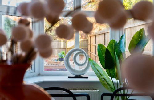 Spacious 5 Bedroom House Sleeps 9 with Parking - Foto 19