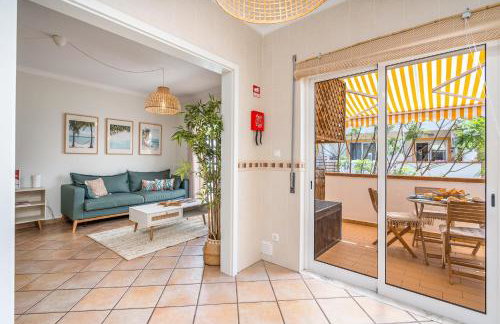Bright Flat w/ Terrace & Pools by HostWise - Foto 23