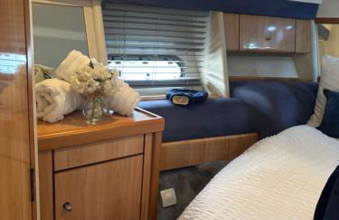 ENTIRE LUXURY yacht 70sqm Oyster Fund - Quiet and relaxing - 2 double bedrooms both en-suite - HEATING - sleeps up to 4 people - moored on our Private Island - nearby LEGOLAND THORPE PARK ASCOT RACES WENTWORTH LONDON Lapland UK -NO Parties - - Foto 9