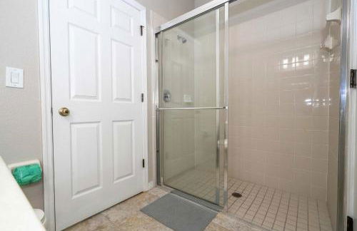 4BR Lakefront - Themed Rooms - Pool & BBQ! - Foto 52