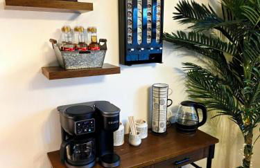 Cozy Luxury - King Bed, Coffee Bar, Sleeps 5 - Foto 3