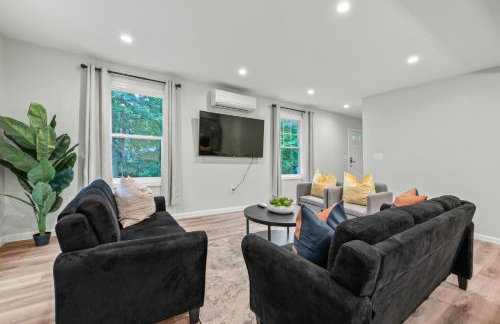 Huge 10BR Family Stay, Sleeps 20 in Bloomfield, CT - Photo 29