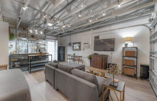 Ultimate Man Cave Garage studio minutes to Whatever YOU do - Foto 1