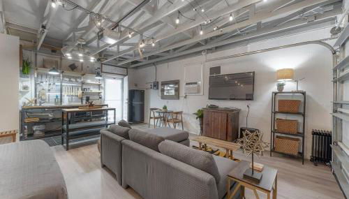 Ultimate Man Cave Garage studio minutes to Whatever YOU do - Foto 1