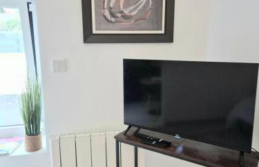 La longère du Moulin, logement T2 indépendant tout équipé avec cuisine, parking individuel avec portail, salon de jardin, belle grande chambre - Foto 20