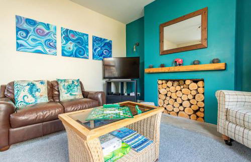 Dog Friendly Cosy Coastal Cottage with Sea Views - Photo 4