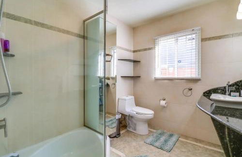 Luxury Oasis Home w/Pool Near CSUN-6 Guests - Foto 71